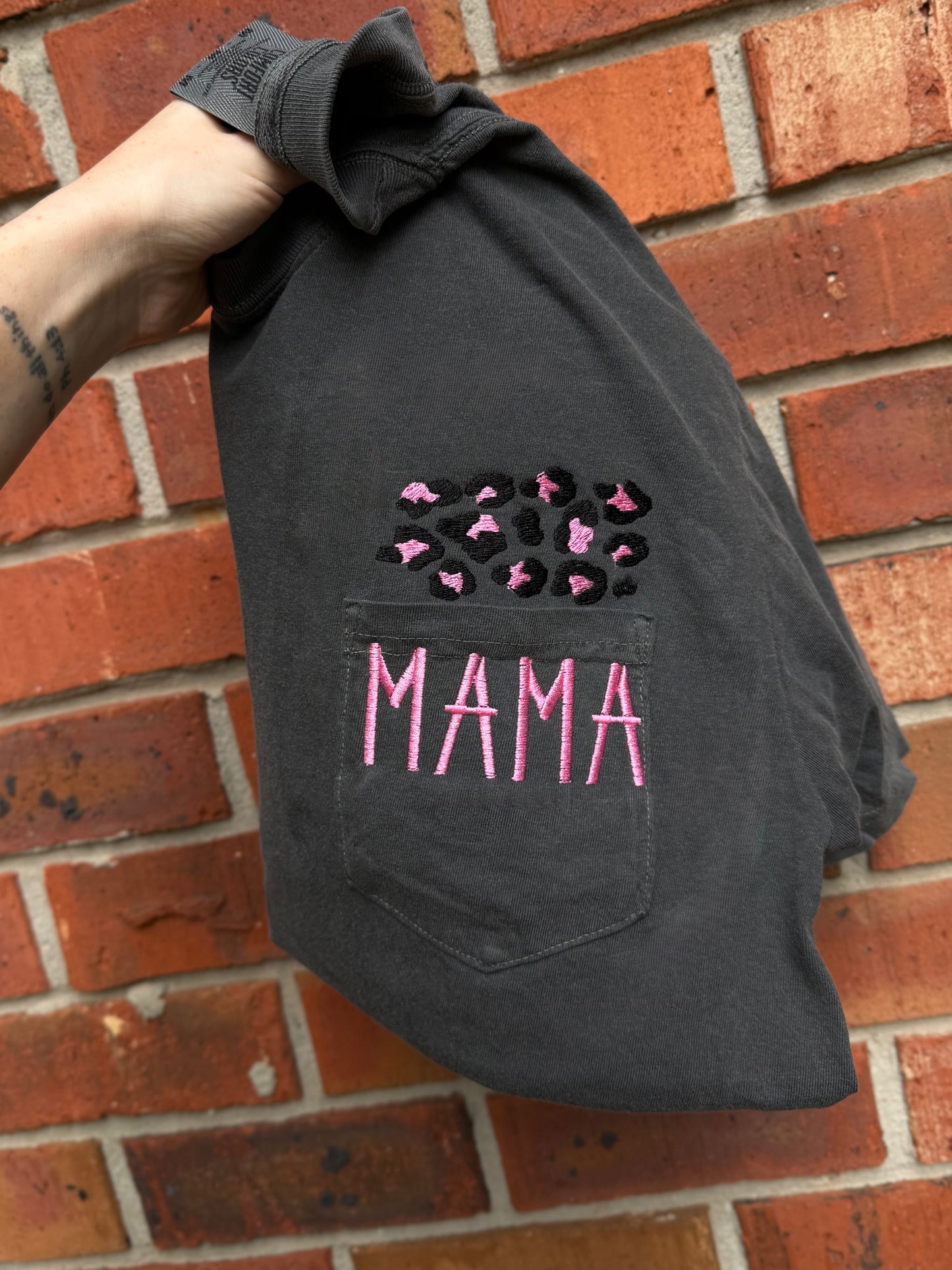 LEOPARD MAMA POCKET TEE